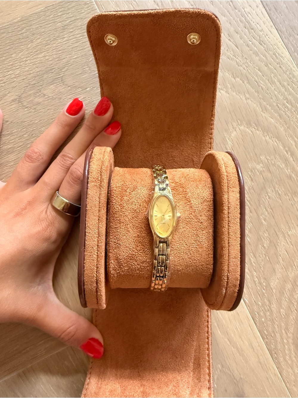 Caitlyn Minimalist Slim Oval Timepiece 18K Gold - Picture 4 of 4